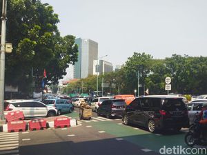 Lalin di Kolong Flyover Kuningan Jaksel Masih Macet, Begini Kondisinya