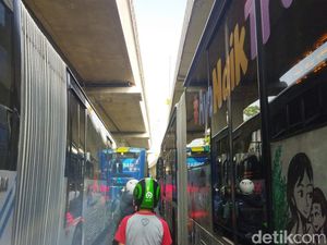 Pancoran Arah Semanggi Macet Parah, Pemotor Sampai Matikan Mesin
