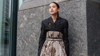 10 Gaya Stylish Maudy Ayunda Saat Makan Burger dan Ngopi Cantik