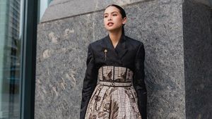 10 Gaya Stylish Maudy Ayunda Saat Makan Burger dan Ngopi Cantik