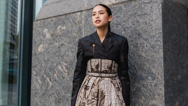 10 Gaya Stylish Maudy Ayunda Saat Makan Burger dan Ngopi Cantik