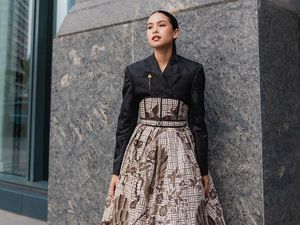 10 Gaya Stylish Maudy Ayunda Saat Makan Burger dan Ngopi Cantik 10 Gaya Stylish Maudy Ayunda Saat Makan Burger dan Ngopi Cantik