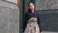 6 Pesona Maudy Ayunda Pakai Hanbok Batik Cirebon di ASEAN Business Award