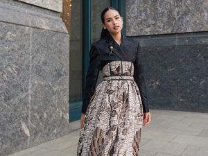 6 Pesona Maudy Ayunda Pakai Hanbok Batik Cirebon di ASEAN Business Award