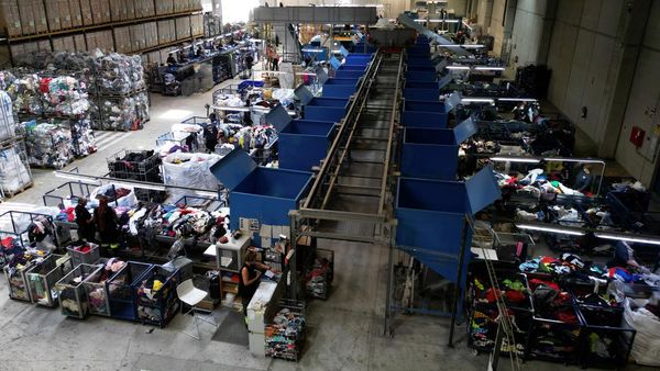 Melihat Kesibukan Pabrik Daur Ulang Pakaian Bekas di Spanyol