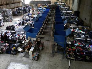 Melihat Kesibukan Pabrik Daur Ulang Pakaian Bekas di Spanyol