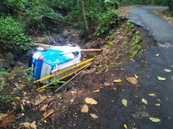 Mobil PLN Terperosok ke Sungai gegara Jalan Ambles