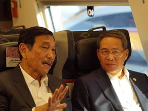 Momen Akrab Luhut & PM China Jajal Kereta Cepat Jakarta Bandung Momen Akrab Luhut & PM China Jajal Kereta Cepat Jakarta Bandung