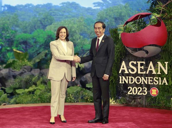 Semringah Jokowi-Kamala Harris di KTT ASEAN