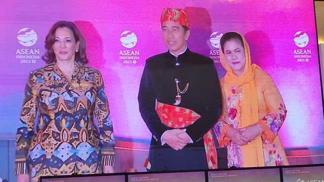 Momen Wapres AS Kamala Harris pakai batik di gala dinner KTT ke-43 ASEAN.