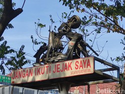 Monumen Motor Ringsek di Mangkang dan Cerita Penjaga Warung di Dekatnya