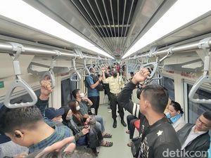 Wuss! Naik LRT Bebas Macet Saat Cawang-Pancoran Stuck Pagi Ini