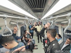 Wuss! Naik LRT Bebas Macet Saat Cawang-Pancoran Stuck Pagi Ini
