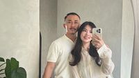 Gaya Pasangan Korea Kulineran di Indonesia, Beli Mendoan hingga Nasi Kucing