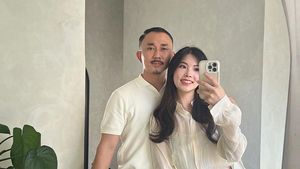 Gaya Pasangan Korea Kulineran di Indonesia, Beli Mendoan hingga Nasi Kucing