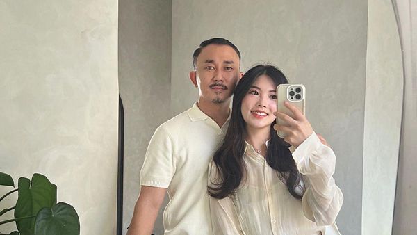 Gaya Pasangan Korea Kulineran di Indonesia, Beli Mendoan hingga Nasi Kucing