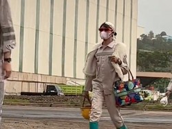 Viral Gaya Busana Tak Biasa Pekerja Proyek, Kocak Bak Mau Fashion Show