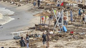 Pantai di Bulgaria Hancur Diporakporanda Badai