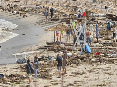 Pantai di Bulgaria Hancur Diporakporanda Badai