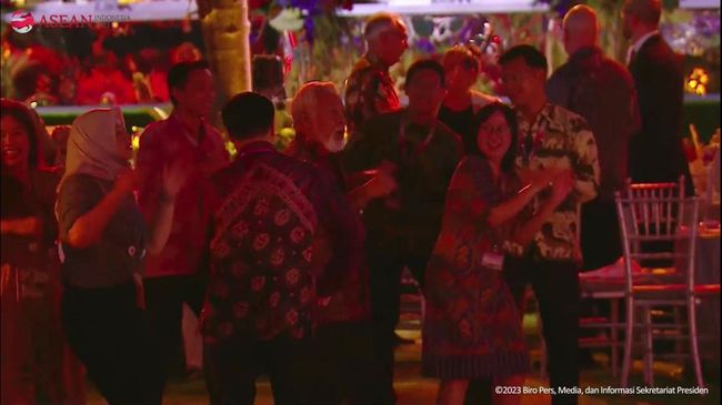 Para delegasi KTT ASEAN dan undang berjoget di gala dinner. Salah satu yang berjoget adalah PM Timor Leste (dok. YouTube Kominfo) Para delegasi KTT ASEAN dan undang berjoget di gala dinner. Salah satu yang berjoget adalah PM Timor Leste (dok. YouTube Kominfo)