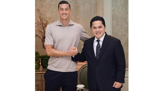 Pemain Venezia, Jay Idzes melakukan pertemuan dengan Ketua Umum PSSI Erick Thohir.