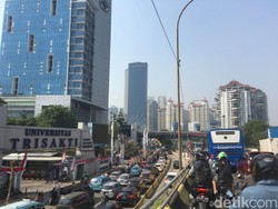 Langit Biru Terlihat Lagi, Polusi Jabodetabek Mereda?