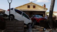 Penampakan Mobil-mobil Ringsek Terseret Banjir di Spanyol
