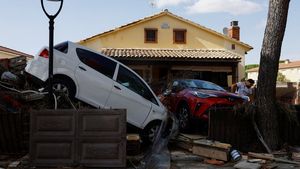 Penampakan Mobil-mobil Ringsek Terseret Banjir di Spanyol