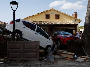 Penampakan Mobil-mobil Ringsek Terseret Banjir di Spanyol