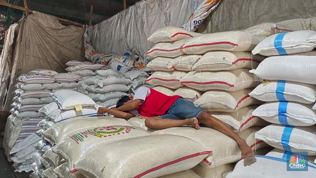 Penjualan beras di Pasar Induk Beras Cipinang sepi karena harga beras meledak. (CNBC Indonesia/Martyasari Rizky)