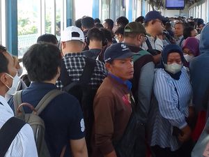 Lalin Pancoran Macet, Penumpang TransJakarta Menumpuk di Halte Velbak Lalin Pancoran Macet, Penumpang TransJakarta Menumpuk di Halte Velbak
