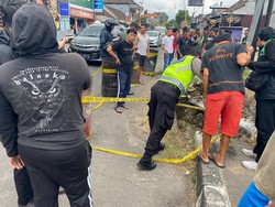 Tolong! Jalan Ambrol di Abiansemal Belum Diperbaiki, Perempuan ODGJ Jatuh
