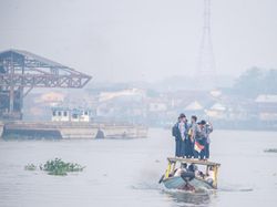 Perjuangan Siswa di Palembang Menembus Kabut Asap Menuju Sekolah
