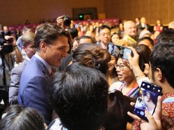 PM Kanada Justin Trudeau Jadi Sasaran Selfie Peserta AIPF