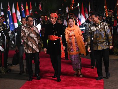 Jokowi dan Iriana Kompak Pakai Baju Betawi di Gala Dinner KTT ASEAN