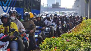 Potret Pengendara Terjebak Kemacetan Parah di Gatot Subroto