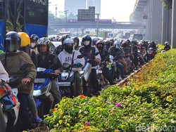 Cerita Ojol hingga Pengguna TransJ Terjebak Macet Parah di Jalan Gatsu