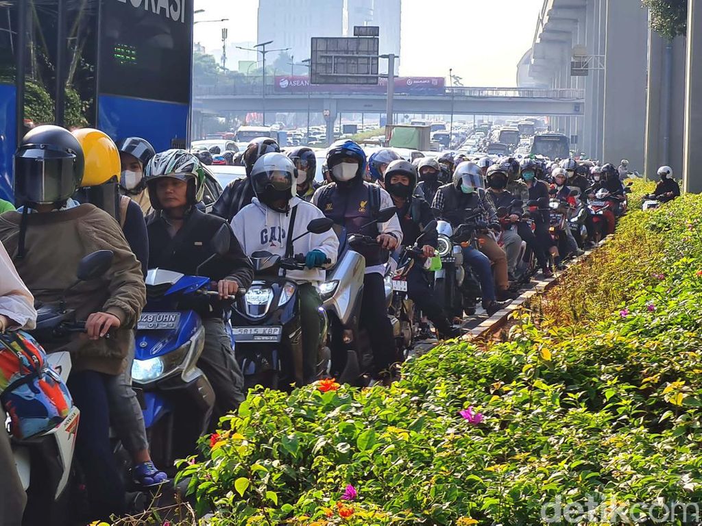 Potret Pengendara Terjebak Kemacetan Parah di Gatot Subroto Potret Pengendara Terjebak Kemacetan Parah di Gatot Subroto