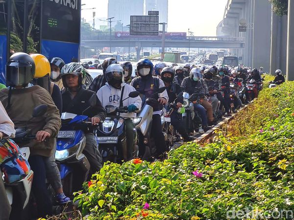 Potret Pengendara Terjebak Kemacetan Parah di Gatot Subroto