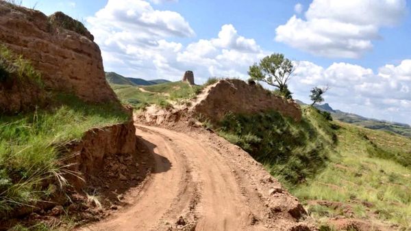Potret Tembok Besar China yang Dijebol Warga buat Jalan Pintas