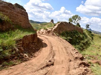 Potret Tembok Besar China yang Dijebol Warga buat Jalan Pintas