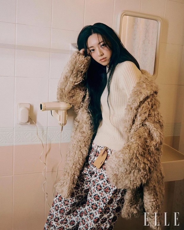 Potret Yuna ITZY dalam pemotretan bersama ELLE Korea/ Foto: instagram.com/ellekorea Potret Yuna ITZY dalam pemotretan bersama ELLE Korea