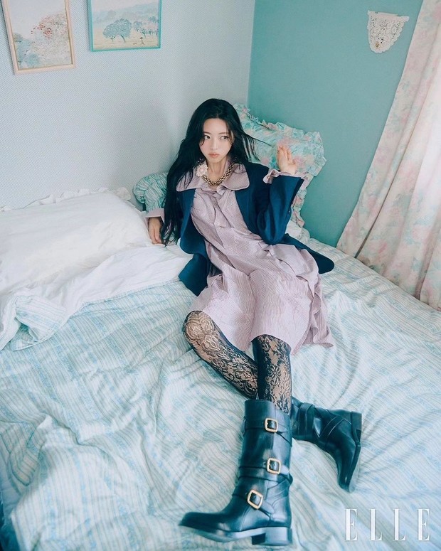 Potret Yuna ITZY dalam pemotretan bersama ELLE Korea/ Foto: instagram.com/ellekorea Potret Yuna ITZY dalam pemotretan bersama ELLE Korea