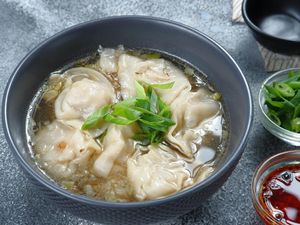 Resep Pangsit Ayam Kuah dengan Kaldu Bening Gurih Menyegarkan