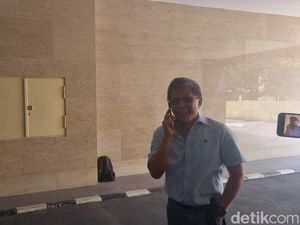 Sambil Telepon dan Dansa-dansa, Rocky Gerung Penuhi Panggilan Bareskrim