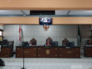 Wahyu Kenzo Jalani Sidang Perdana Kasus Robot Trading ATG Wahyu Kenzo Jalani Sidang Perdana Kasus Robot Trading ATG