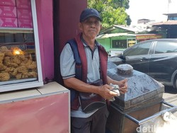 Kesetiaan Suherman Puluhan Tahun Berjualan Kerupuk di Bandung