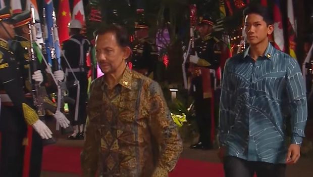 The Sultan of Brunei Darussalam Hassanal Bolkiah attended the 43rd ASEAN Summit accompanied by his son, Prince Abdul Mateen.