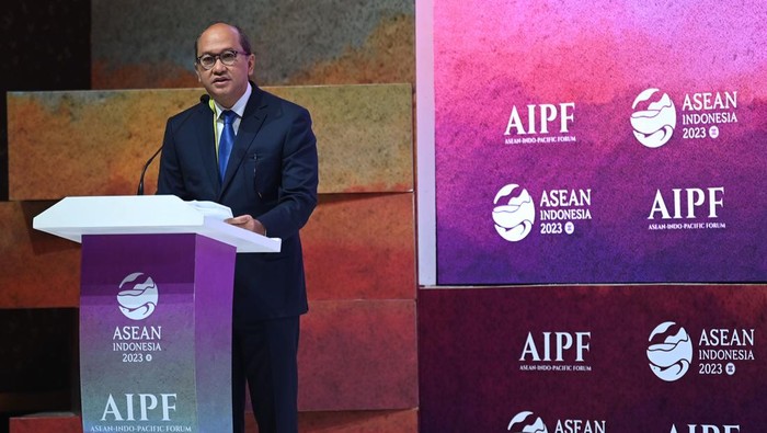 The Deputy Minister of BUMN Speaks at AIPF The Deputy Minister of State-Owned Enterprises (BUMN) Rosan Roeslani delivers paparan in the Subtheme III: Inclusive Digital Transformation on the second day of the ASEAN-Indo-Pacific Forum (AIPF) at Mulia Hotel, Jakarta, Wednesday (6/9/2023). Media Center of ASEAN Summit 2023/Aditya Pradana Putra/pras/ratih. *** Local Caption *** Wakil Menteri BUMN Rosan Roeslani menyodorkan paparan dalam sesi Subtema III Transformasi Digital yang Inklusif pada hari hari kedua ASEAN-Indo-Pacific Forum (AIPF) di Hotel Mulia, Jakarta, Rabu (6/9/2023). Media Center KTT ASEAN 2023/Aditya Pradana Putra/pras.