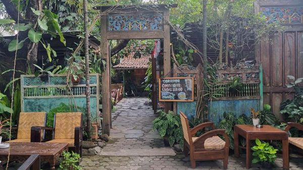 Tiga Roepa, Kafe Bergaya Vintage dengan Galeri Lukisan Cantik